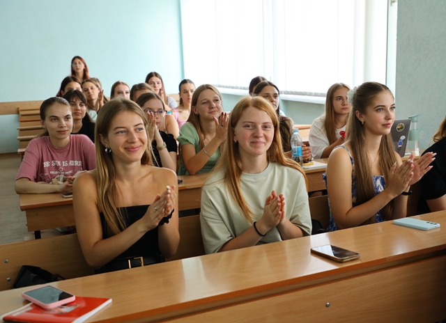  Студенти-філологи радо вітають А.Євдокимову.JPG